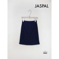 ราคา (พร้อมจัดส่ง) กระโปรงสั้น ทรงตรง JASPAL ความยาวเหนือเข่าเล็กน้อย ผ่าด้านหลัง แต่งลายผ้าฉลุ สีกรมท่า สภาพ85% (29787875945)
