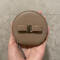 ราคา Ferragamo กระเป๋าใส่เหรียญ กระเป๋าตังเล็กสีเบจ ของแท้ 100% (New ซื้อมาไม่เคยใช้) (8468105324)