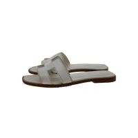 ราคา HERMES Sandals Oran 37.5 White Leather Direct from Japan มือสอง (43121610290)