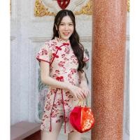 ราคา ชุดSet เสื้อกี่เพ้าผ้าทอลายดอกโทนสีแดงทอง แต่งกระดุมสีแดงสวยลงตัวมากคะ + กางเกงขาสั้นลายเข้ากับชุด (24211004289)