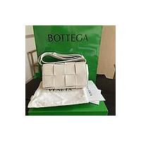 ราคา [BU220402735] Bottega Veneta / Cassette Intrecciato Crossbody Bag (14871409108)