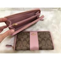 ราคา กระเป๋าสตางค์ Coach รุ่นซิปรอบลายซีคาดสีชมพู blossom (6025513113)