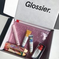 ราคา Glossier Pink Pouch ซองกันกระแทกสีชมพูฝาซิปล็อค *พร้อมส่ง* (22666665531)