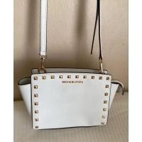 ราคา Michael Kors สีขาว​ size 9 นิ้ว​ งานแท้​ 100% มือสองสภาพดี​ อะไหล่ยังสวย​ sales 1,299 (24325700323)