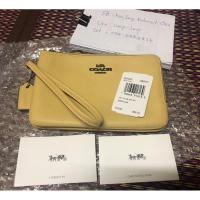 ราคา พร้อมส่ง Coach แท้ % กระเป๋า คล้องมือ 2 ซิป S รุ่น F87590 สี sunflower อะไหล่รมดำ สวยหายากค่ะ (9600658731)