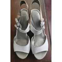 ราคา Clarks รองเท้าส้นตึกทรงสูง สีขาว มือสอง (28268152666)