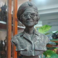 ราคา พระบรมรูปสมเด็จพระศรีนครินทราบรมราชชนนี จัดสร้างโดย ศูนย์การบินทหารบก ปี 2528 ขนาดสูงรวมฐาน 10.5 นิ้ว กว้างสุด 6 นิ้ว (25861897615)