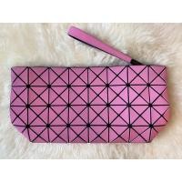 ราคา ชอบสีไหน จัดไปเลยจ้า BaoBao Clutch มือ 2 สภาพสวย สี Shocking Pinkและสีขาวเงา (21963346521)