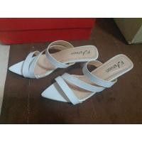 ราคา MC22001080 รองเท้าส้นสูง 2.5 นิ้ว มือสอง (19549319892)