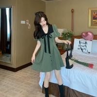 ราคา S-2XL ขนาดใหญ่สไตล์วิทยาลัยแขนพัฟโบว์ตุ๊กตาคออารมณ์บรรยากาศขนาดเล็กกลิ่นหอมชุดสีเขียวฤดูร้อนเอว A-Line กระโปรง (21632285203)