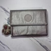 ราคา กระเป๋าสตางค์ Kipling รุ่นคลาสสิค สีเทาเมทัลลิค พร้อมพวงกุญแจลิงน่ารัก (44305335622)