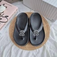 ราคา พร้อมส่ง [ใช้โค้ด30%ลด฿1,000] ของแท้‼️ MLB Chunky Bouncer Flip-Flop แตะคีบสีดำ logo NY (28318071462)