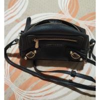 ราคา กระเป๋า Charles & Keith เเท้ รุ่น cross body bag, พร้อมส่ง สีดำ มือสองสภาพสวย (6261961327)