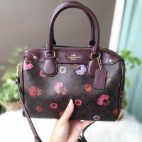 ราคา Coach รุ่น F24371 กระเป๋าทรงหมอน ขนาด 9" (L) x 6 1/2" (H) x 5" (W) หนัง Canvas เป๋าโค้ช โค้ชหมอน (2872348351)