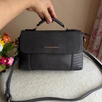 ราคา Lulu Castagnette แท้ ทรงทำงานหนังแท้ สายยาวเดิม สภาพดีซับในสะอาด มีร่องรอยใช้งานมือสองเบาบาง ขนาด11x2.5x7 นิ้ว 590 บาท (42602111428)