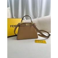 ราคา FENDI Peekaboo ISeeU กระเป๋าถือและสะพายข้างหนังแกะไซส์เล็กสำหรับผู้หญิง สีเบจ 0228 432 (29633094177)