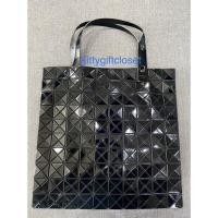 ราคา Bao Bao 10*10 สีดำ ของแท้ มือสองค่ะ (3367969885)