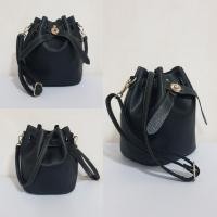 ราคา กระเป๋ามือสอง - งานแฟชั่นทรงขนมจีบ หนังลิ่นจี่สีดำ (3829346927)