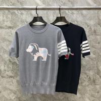ราคา ทอมสีน้ำตาล เสื้อยืดแขนสั้นสี่บาร์สิงโตปัก ออกแบบพอดีตัว พร้อมลายถักห้าจุด สำหรับทั้งผู้ชายและผู้หญิง ในสไตล์ลำลองฤดูร้อน (28891160889)