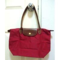 ราคา กระเป๋า longchamp รุ่น Le pliage สี rouge Size s หูยาว มือสอง ของแท้ 100% (2586150811)