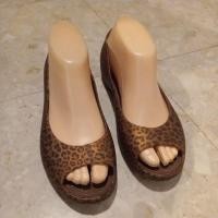 ราคา รองเท้าผู้หญิงลายเสือดาว ยี่ห้อ crocs แท้ (มือสอง) (27604896005)
