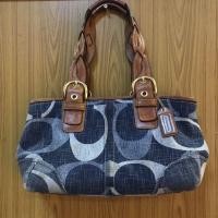 ราคา กระเป๋าสะพายโค้ช Coach ของแท้ มือ2ผ้ายีนส์ ขอบหนัง สภาพดี ขนาด 13นิ้ว สูง 8นิ้ว (5937020102)