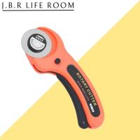 ราคา คัตเตอร์โรตารี่ Rotary Cutter คัตเตอร์ (รุ่น SD-100)เครื่องมือตัดกระดาษ ลูกกลิ้งตัดกระดาษ ตัดผ้า 45mm JBR Life Room (22181215514)