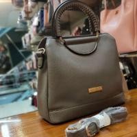 ราคา Redberry กระเป๋าถือผู้หญิง/สะพายข้าง 3ช่องโล่งกว้างบรรจุของได้จำนวนมาก ทรงสวย หรูหรา ดูแพง เริ่ดด ไซส์ 12*29*24cm.1300.- (6445500122)