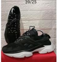 ราคา รองเท้าผ้าใบแบรด์นแท้มือสอง Reebok size39/25cm. (18268502955)