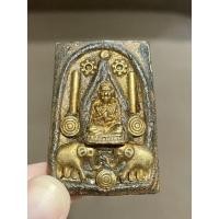 ราคา สมเด็จทรงช้างฝังตะกรุด ประดับเครื่องทองเหลือง หลังพระขรรค์ท้าวเวสสุวรรณ กรุวัดพระแก้ว (21232192875)