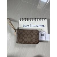 ราคา DOUBLE CORNER ZIP WRISTLET IN SIGNATURE (COACH F66506) IMITATION GOLD/KHAKI PLATINUM (13202574054)