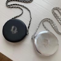 ราคา กระเป๋าเค้กทรงกลมข้ามร่าง สีเงินและดำ ขนาดเล็ก มูลค่าสูง พร้อมโซ่ และกล่องของขวัญดั้งเดิม (28038288045)