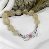 ราคา สร้อยข้อมือหินไหมทองคละไซส์ ร้อย ประดับตกแต่งด้วยโลหะชุบเงินและเม็ดชารม์ประดับทับทิมหลังเบี้ยข้อมือไม่เกิน 6-7 นิ้ว (41507787674)