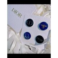 ราคา Dior เข็มกลัด พร้อมป้าย 4 ตัว สวยหรู กระดุมข้อมือ ของขวัญ กล่องของขวัญ และอุปกรณ์อเนกประสงค์ สําหรั (26652193527)