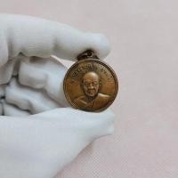 ราคา เหรียญกลมเล็ก หลวงปู่ฝั้น อาจาโร วัดป่าอุดมสมพร เป็นเหรียญทองคำรุ่นแรก ศิษย์สกลนครจัดสร้าง (41953449617)