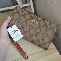 ราคา กระเป๋าตังค์ coach wallet ใบยาว ลายC มีสายคล้อง มือสองของแม่ค้าไม่เคยใช้เลย (24464806720)