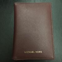 ราคา ❤️SALE *ส่งลทบ.ฟรี* Michael Kors ของแท้100% กระเป๋าใส่สตางค์/พาสปอร์ต สีน้ำตาลแดง สวยมาก (2630094575)