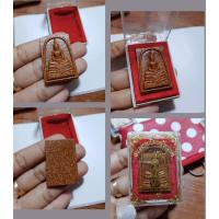 ราคา หลวงพ่อโสธร พระผงเนื้อกระเบื้องหลังคาโบสถ์ (หลังเก่า)วัดโสธรวรารามวรวิหาร รุ่นมีตรา ภปร. ปี2538 (24194639942)