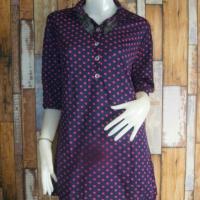 ราคา สีกรมท่า ลายจุดชมพู คอปก+กระดุมหน้าคอแต่งลูกไม้ดำ แขนสามส่วน ผ้าวูลเวฟ รอบอก 42 ยาว 32 นิ้ว  (821224002)