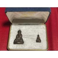 ราคา พระกริ่ง-พระชัยวัฒน์ วัดพระแก้วเชียงราย พระราชพิธีพุทธาพิเษก วัดพระ ศรีรัตนศาสดาราม(วัดพระแก้ว)ปี 2534 เนื้อนวโลหะ หายาก (42854858481)