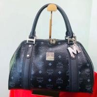ราคา กระเป๋า MCM สะพายข้าง สีดำ ของแท้ มือสอง (26185982383)