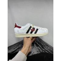 ราคา Adidas Shell Toe รองเท้าผ้าใบ Shell Toe รองเท้าผ้าใบคลาสสิกผู้ชายผู้หญิงสไตล์เดียวกัน SUPERSTAR CNY ปีงูจํากัดสีขาวสีแดง JR8036 (26690953149)