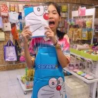 ราคา ผ้ากันเปื้อนกันน้ำลิขสิทธิ์แท้ #โดเรม่อนคละลายส่ง (7836962064)