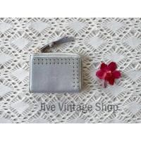 ราคา กระเป๋าสตางค์ใบสั้น / ใบกลาง ซิปแอล หนังแท้ สีเงินเมทัลลิค แต่งหมุดสีทองเล็กๆ หนังดีมาก มือสอง สภาพดีจากตู้ญี่ปุ่น (42801862293)