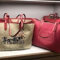 ราคา COACH REVERSIBLE CITY TOTE IN SIGNATURE CANVAS WITH HORSE AND CARRIAGE HEARTS MOTIF (6017329359)