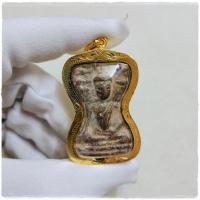 ราคา พระกรุมเหศวร พิมพ์ใหญ่ เนื้อชินสนิมแดงเก่า เลี่ยมกรอบทองไมคร่อนอย่างดี (29377729796)