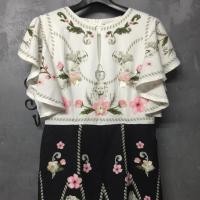 ราคา จั้มสูทสิงโต ขาสั้น แขนระบาย สีขาว/ดำ แต่งดอก3D งานยอดฮิต มือ2 สภาพดี ป้ายFolla (2353856092)