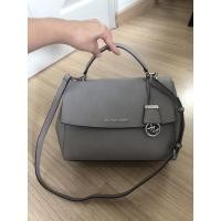 ราคา กระเป๋า Michael Kors Saffiano Leather มือสอง ของแท้% สภาพดี สีเทา (20849094958)