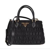 ราคา (พร้อมส่ง)PRADA Tessuto Gaufre Tote กระเป๋ารุ่นไอคอนิกจาก Prada (44152674318)