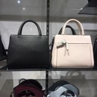 ราคา MNG 100% ของแท้สวยมากกก มีสายยาวจ้า ใบกลางๆ หนังแข็งเข้าทรง ด้านหน้าเรียบด้านหลังเป็นซิป (192357422)